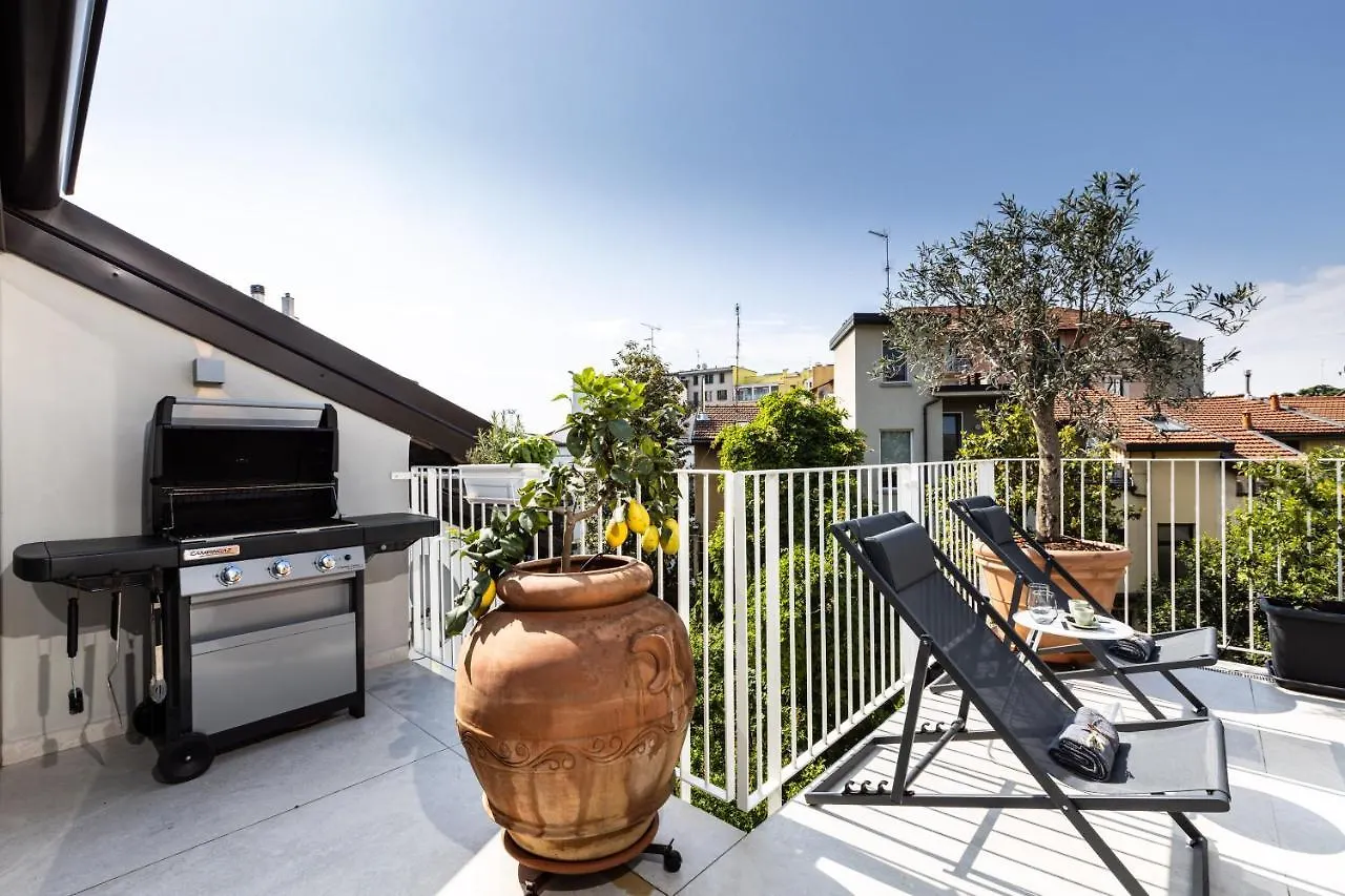 *Villa Olivo*With Private Terrace & Jacuzzi + 3Bedrooms Milano İtalya